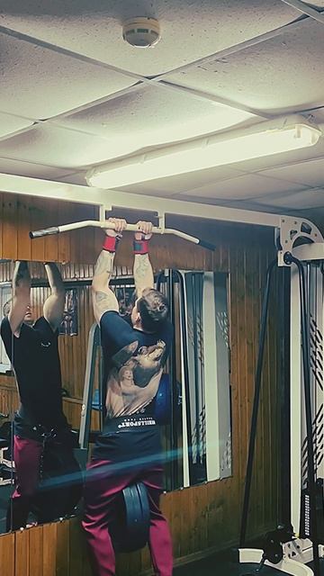 Подтягивания на бицепс общий вес 140кг #bodybuilding #fitness #motiva смотреть онлайн