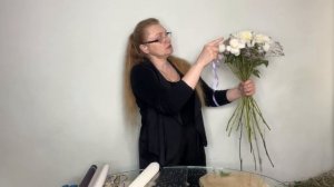 Букет из белых пионов и лимониума. Упаковка букета.