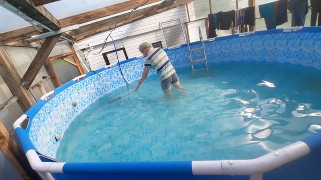 чистка дна бассейна смотреть онлайн