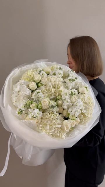 Авторский триобукет из кустовой пионовидной розы Miss Bo