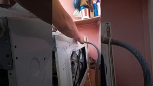 Как снять сливной шланг стиральной машинки