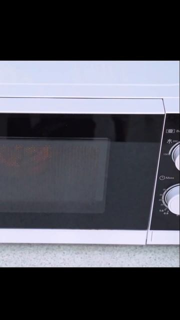 девушка приготовила быстрый микроволновый кекс. смотреть онлайн