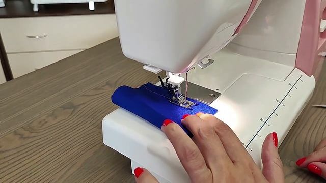 Janome HD1023.  Встроенный нитеобрезатель
