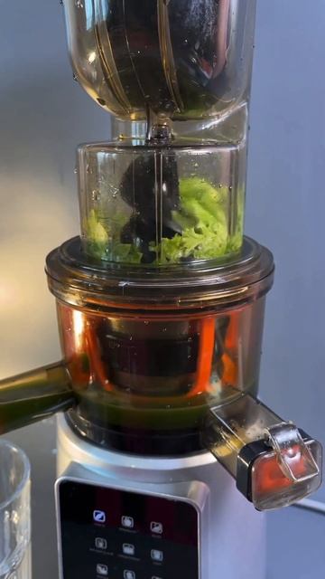 СКОЛЬКО СОКА В 300 гр ЛИСТЬЯХ САЛАТА?🥬 #соковыжималка #s смотреть онлайн