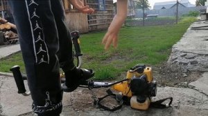 Как завести бензокосу на холодную ( видеоинструкция)