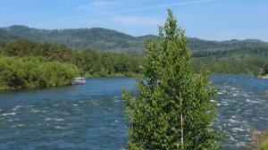 Теплоход «московский озёрец» штурмует пороги Бии.