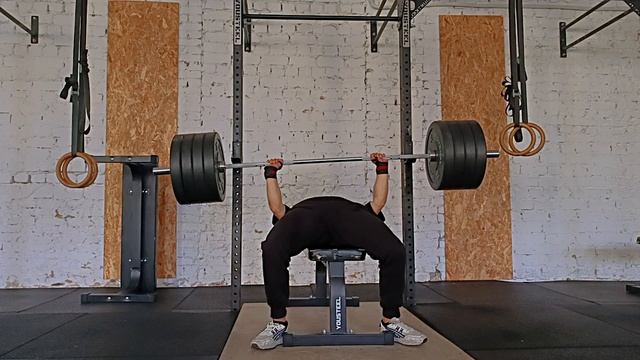 ЖИМ ЛЁЖА 100 КГ НА 100 РАЗ ПРИ ВЕСЕ 68 КГ [БЕЗУМНЫЙ ВЫЗОВ!] смотреть онлайн