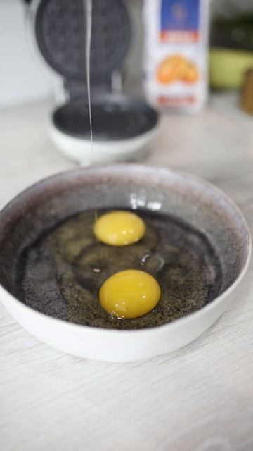 ВКУСНЫЕ СЫРНЫЕ ВАФЛИ #питание #полезнаяеда #еда #прави? смотреть онлайн