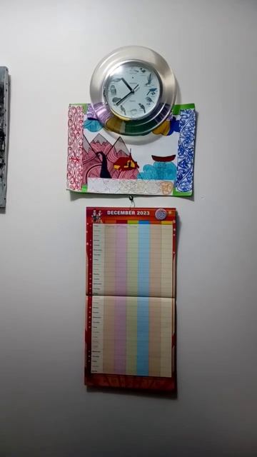 Часы и календарь весит на стене в комнате 73.