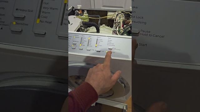 ЗАЕДАЕТ ЗАМОК У СТИРАЛЬНОЙ МАШИНКИ: не открывает корр? смотреть онлайн