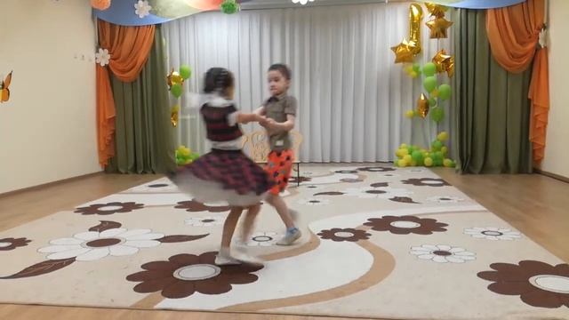 Танцуй #детитанцуют #танецвсаду #весёлыйтанец смотреть онлайн