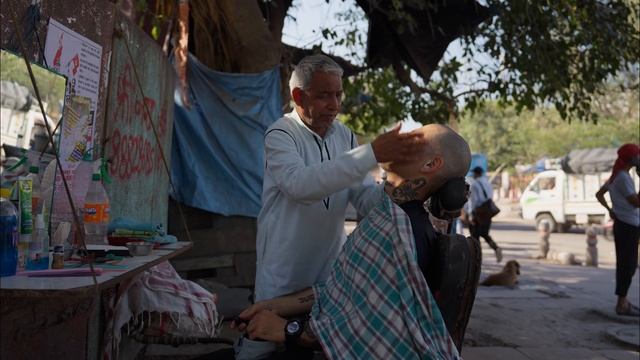 БРИТЬЕ И МАССАЖ С МАСЛОМ . НАСТОЯЩИЙ ИНДИЙСКИЙ УЛИЧНЫЙ ПАРИКМАХЕР смотреть онлайн