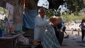 БРИТЬЕ И МАССАЖ С МАСЛОМ . НАСТОЯЩИЙ ИНДИЙСКИЙ УЛИЧНЫЙ ПАРИКМАХЕР