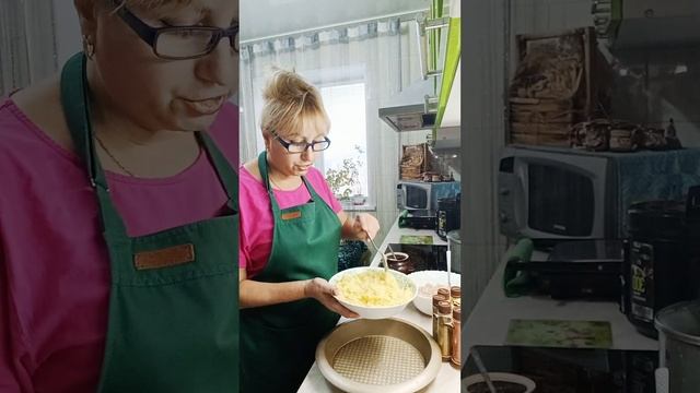 Ужин. Фарш и картошка всё смешала и в духовку смотреть онлайн