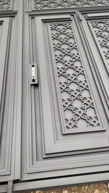 Красивые кованные ворота , покрашены графитовой краск