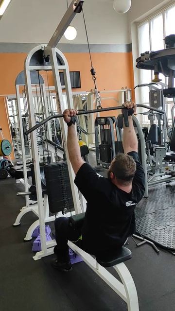 верхний блок обратным хватом с паузой на сведение лоп? смотреть онлайн