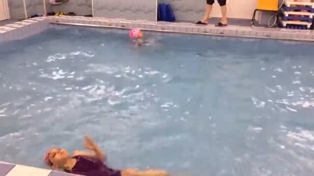 Маша и Катя малый бассейн на спине смотреть онлайн