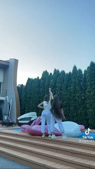 Туса Дианы и Кнопы возле бассейна ❤️🐰 смотреть онлайн