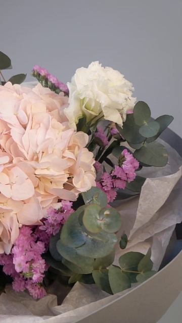 Букет гортензия и спрей розы https://crazylove.kg/buket-0551/ смотреть онлайн