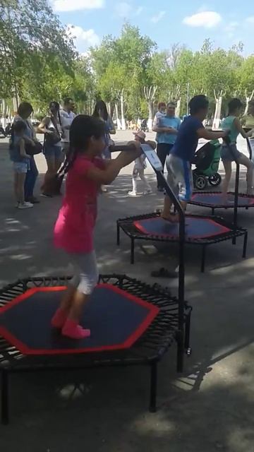 Дочка и батут смотреть онлайн