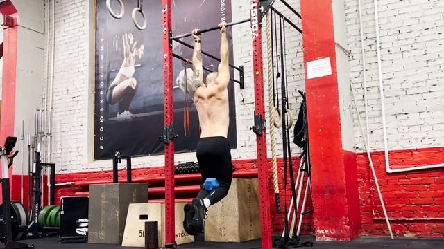 Подтягивания обратным хватом с гантелью между ног | Де смотреть онлайн