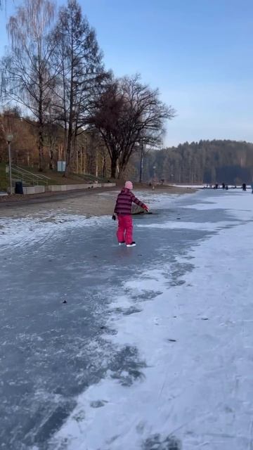 На коньках по озеру