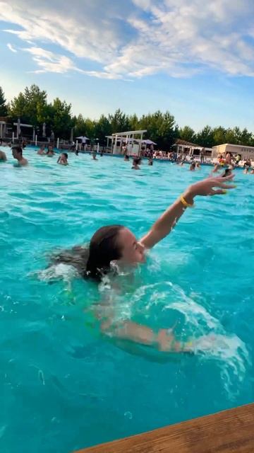 Похоже ли наши купальники с той девчонкой?#аквапарк #о? смотреть онлайн