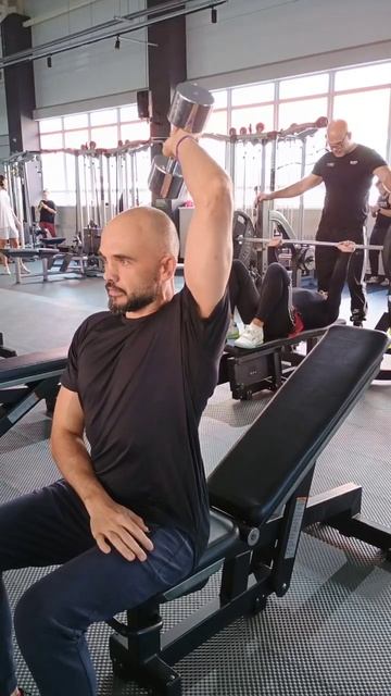 Французский жим с гантелью 1-й рукой из-за головы. смотреть онлайн