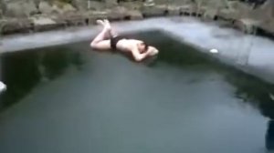 Как мужик прыгнул в замерзший бассейн