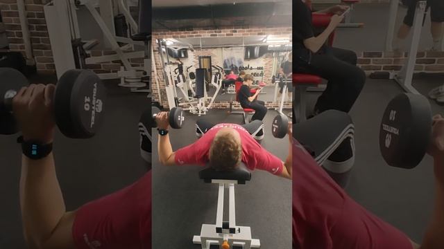 Жим гантелей, лёжа на наклонной скамье. смотреть онлайн