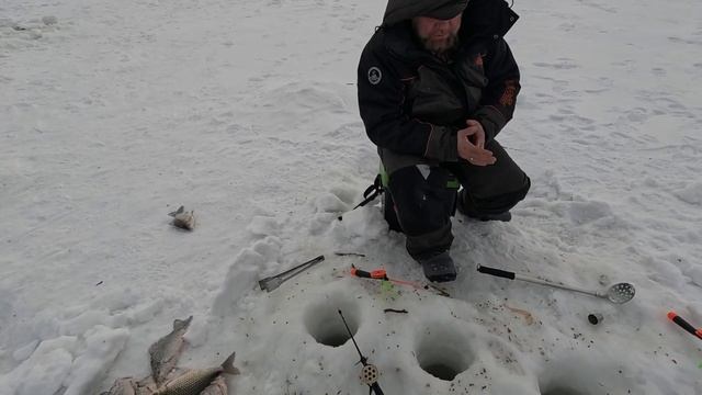 Последняя февральская рыбалка на Чанах смотреть онлайн