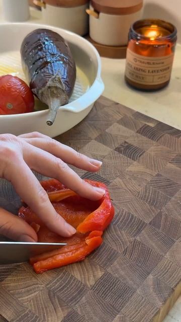 Теплый салат из запеченных баклажанов, перцев и помид? смотреть онлайн