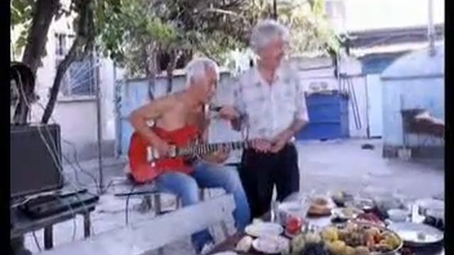 Тусовка у Кирила Кирил поётWP