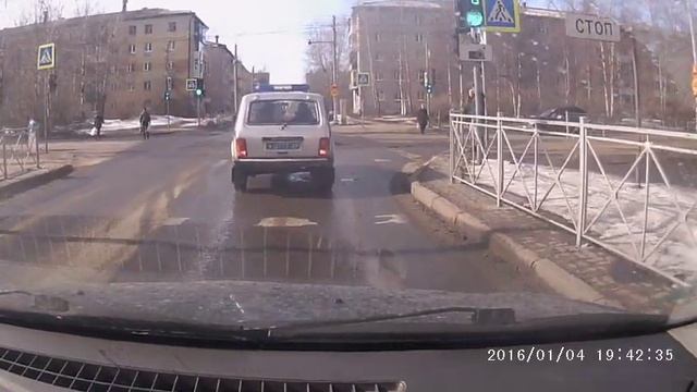 Наверное стажер за рулем.. смотрим на поворотники.. 2020 год смотреть онлайн