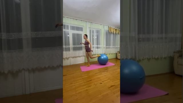 Тренировки с фитболом: выпады смотреть онлайн
