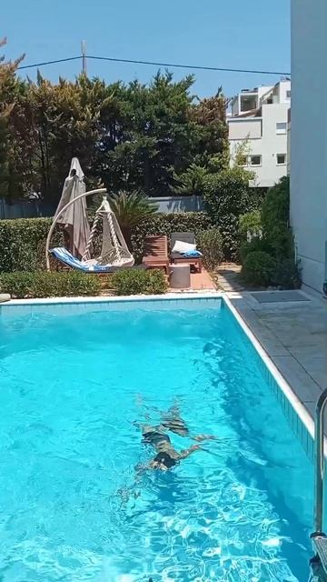 Крутой бассейн рядом с виллой. смотреть онлайн