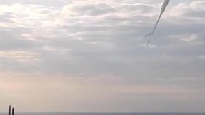 Несет старушка красный флаг
