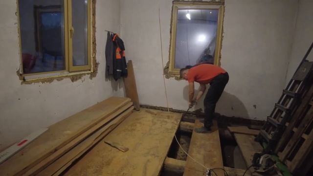 Вскрываем полы в комнате. Жизнь в деревне после переезда. смотреть онлайн