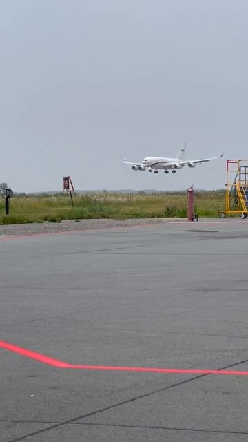 Посадка Ил-96 с перрона Толмачево