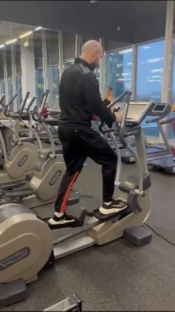 Сайклы дорожки эллипсы Technogym из клуба #1 смотреть онлайн