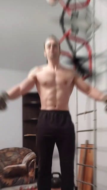 Махи гантелями. Про плечи не забываем смотреть онлайн