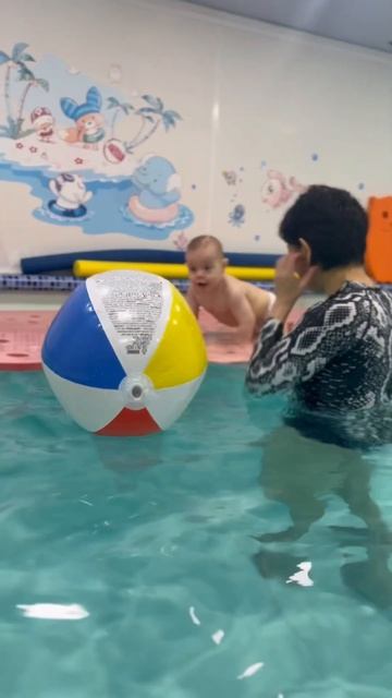 Маленький спортсмен Роман🦔 #бассейн #дети #плавание смотреть онлайн