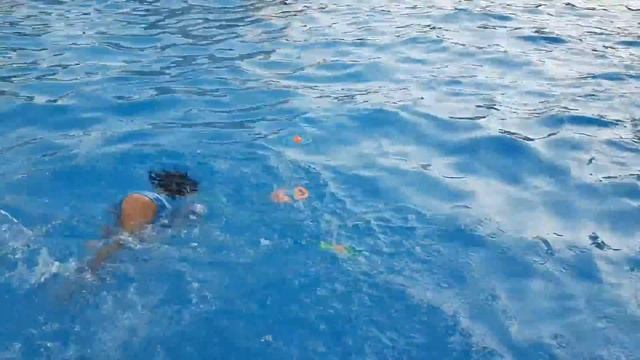 София просто плавает в бассейне! смотреть онлайн