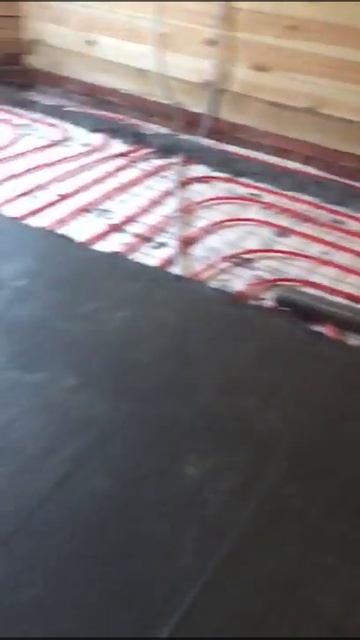 Тёплый пол в доме из бруса. Этап заливка по маякам. смотреть онлайн