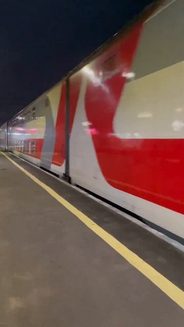 ЭП20-012 с фирменным двухэтажным поездом «Карелия» №018 М смотреть онлайн