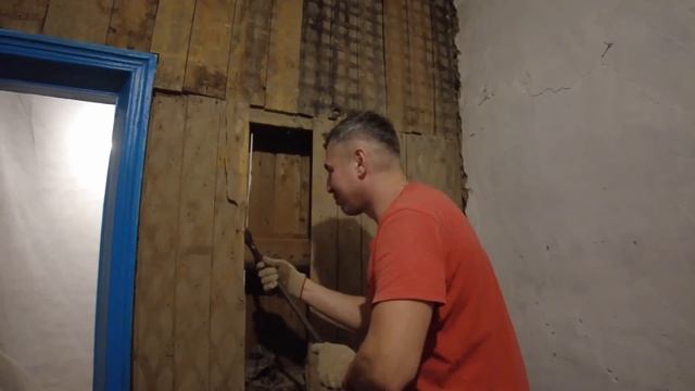 Разбираем стену. Жизнь в деревне после переезда. смотреть онлайн