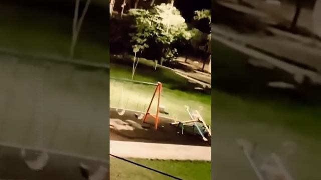 The swing swings by itself 😨 /Качели качаются сами по себе 😱 смотреть онлайн