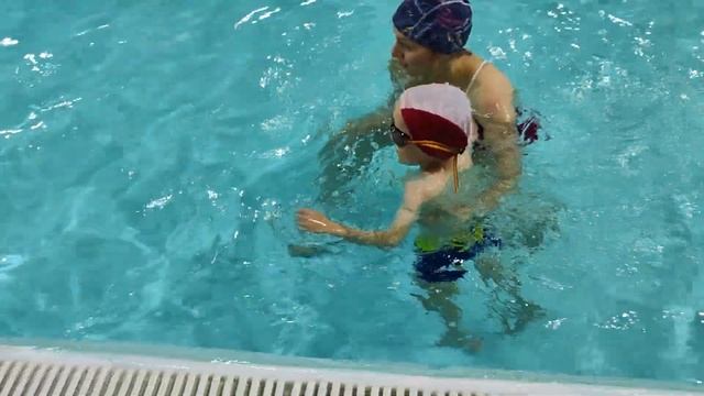 Бассейн "Урал". Учимся плавать с тренером. смотреть онлайн