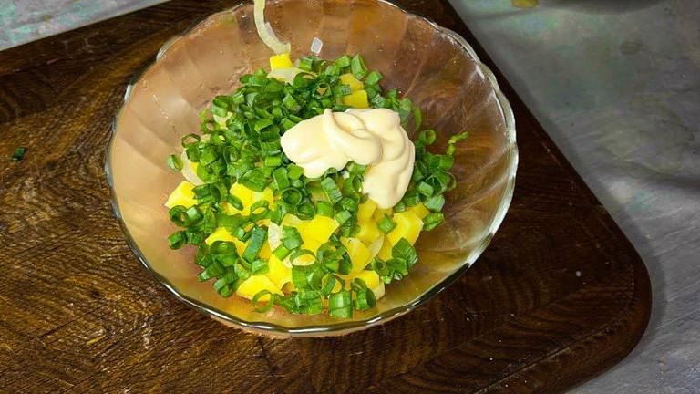 Не говорите мне что это не вкусно! Выменял у Грека Дорогой рецепт салата круче смотреть онлайн