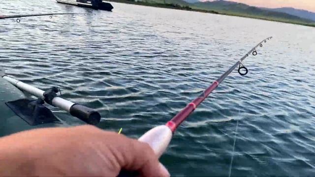 ОКУНЬ С ЛОДКИ НА СПИННИНГ!!! Ловля окуня в Июле! PERCH FROM A смотреть онлайн